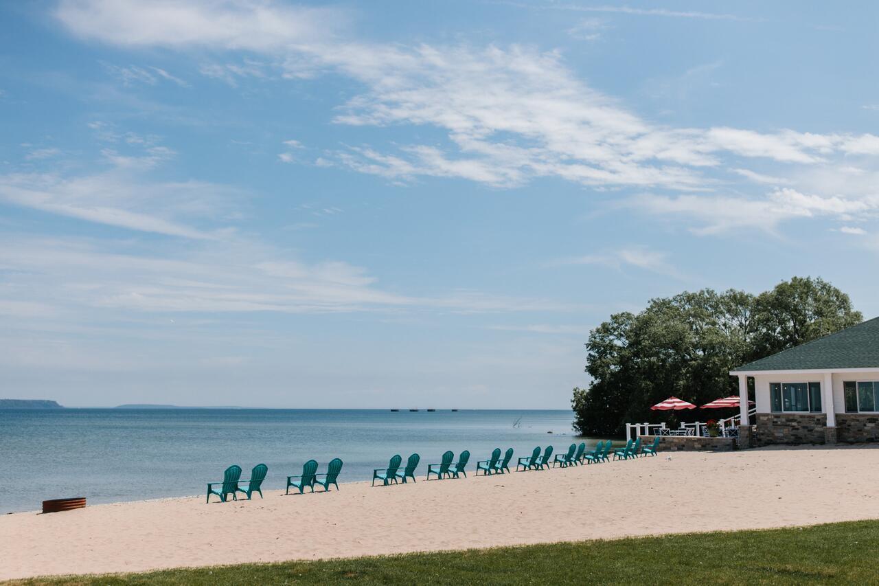 Breakers Resort - Lakeside Saint Ignace Exterior photo
