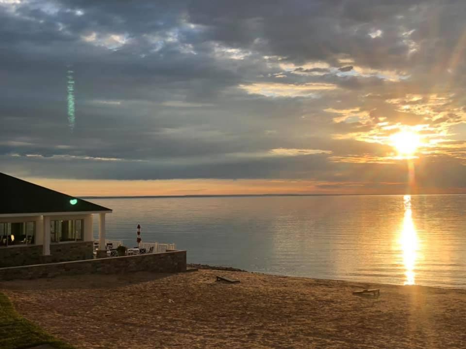 Breakers Resort - Lakeside Saint Ignace Exterior photo